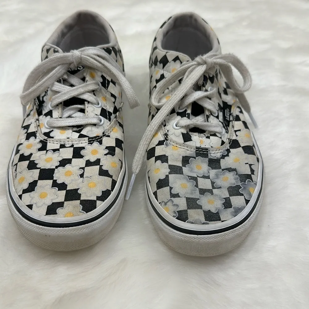 Vans black/white checkered w/daisies missy 4.5